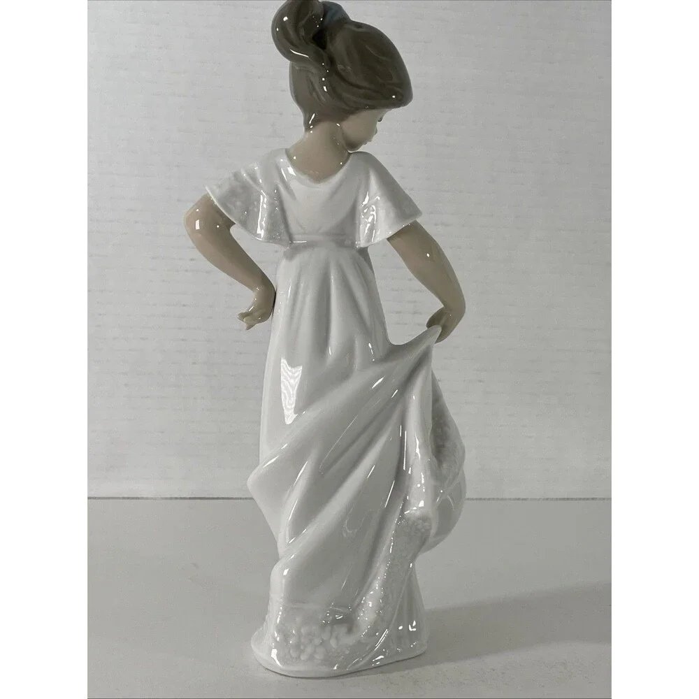 Vtg Lladro NAO Collectable Figurine - How Pretty -  D 1110 Spain 1989